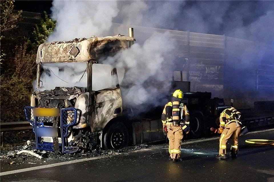 Der brennende Lkw hat eine Vollsperrung am Dreieck Delmenhorst in Richtung Bremen ausgelöst.Kai Moorschlatt/dpa