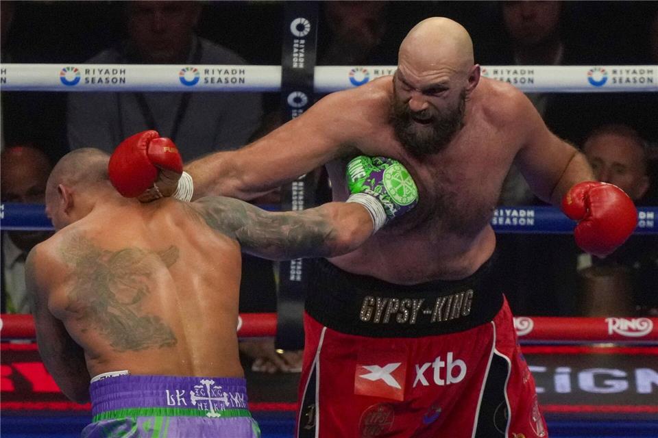 Der britische Boxer Tyson Fury (r) und der ukrainische Boxer Oleksandr Usyk im Duell. (Archivbild)Frank Augstein/AP/dpa