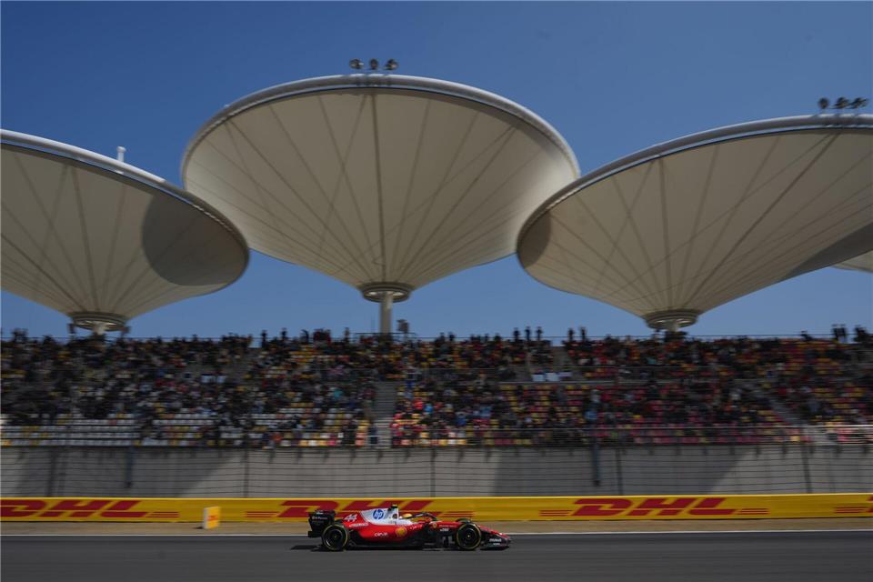 Der britische Ferrari-Pilot Lewis Hamilton steuert sein Auto während des ersten Trainings beim Grand Prix von China über die Strecke.Andy Wong/AP/dpa