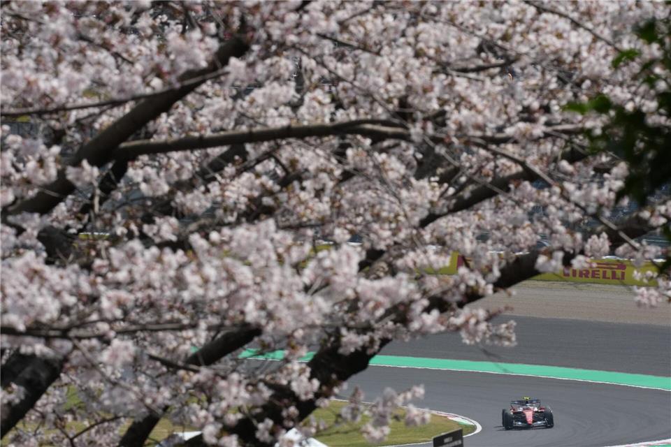 Der britische Ferrari-Pilot Lewis Hamilton steuert sein Auto.Eugene Hoshiko/AP/dpa