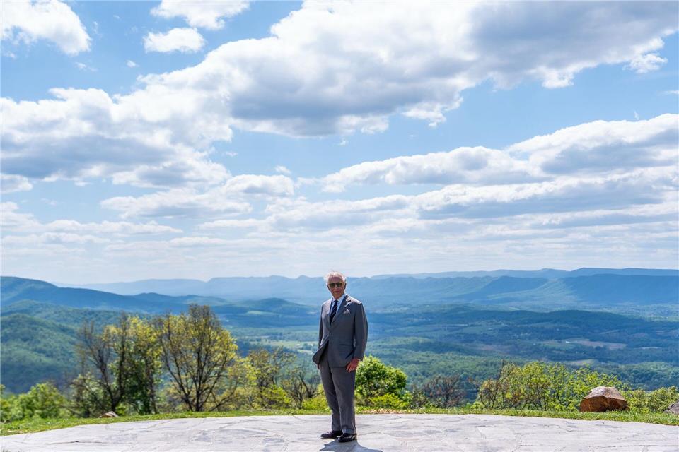 Der britische König Charles III. wird mit dem Shenandoah National Park im Hintergrund bei seinem Besuch in den USA fotografiert.Julia Demaree Nikhinson/Pool AP/AP/dpa