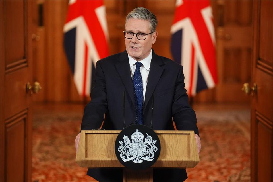 Der britische Premier Keir Starmer hat sich nach dem tödlichen Angriff auf eine Synagoge in Manchester besorgt gezeigt über wachsenden Antisemitismus in seinem Land. James Manning/PA Wire/dpa