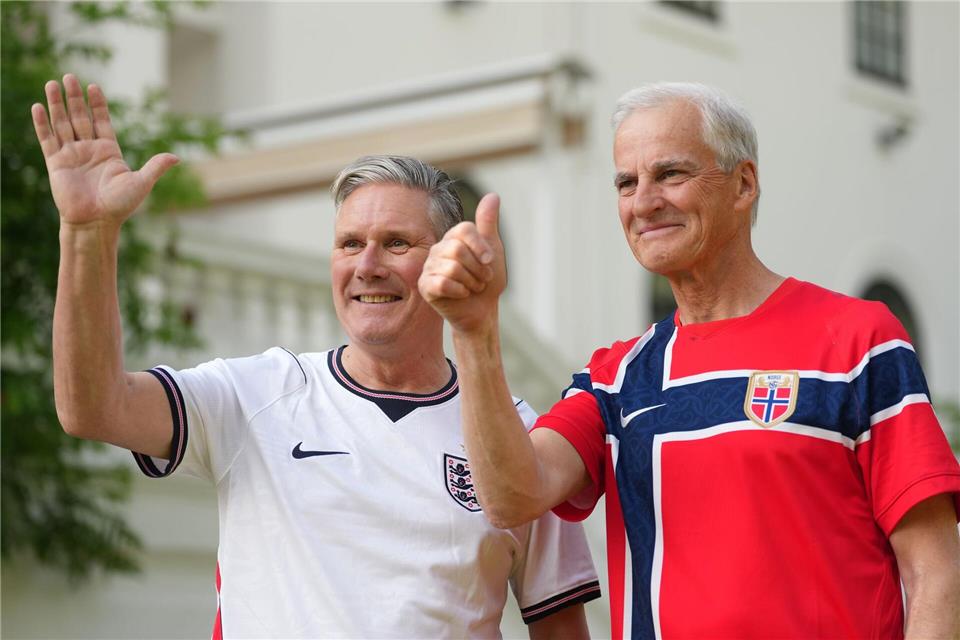 Der britische Premier Keir Starmer (l) hat für den Fall eines Finalsiegs der Engländer Hoffnungen auf einen extra Feiertag gemacht. (Archivfoto)Alastair Grant/AP Pool/dpa