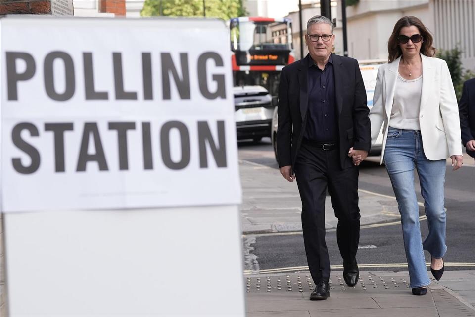 Der britische Premier Keir Starmer und seine Frau Victoria auf dem Weg zum Wahllokal.Stefan Rousseau/PA Wire/dpa