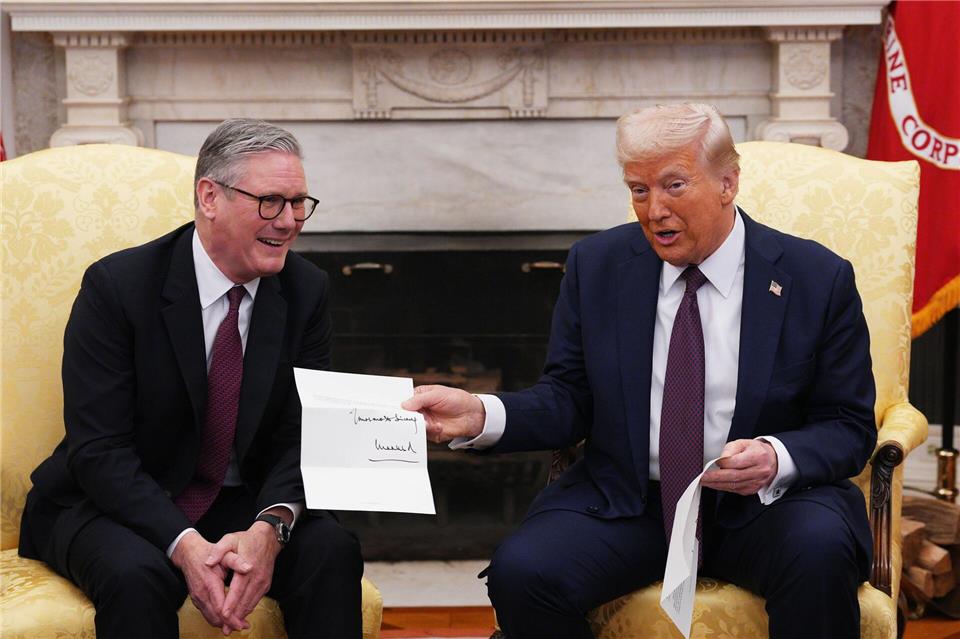 Der britische Premier Starmer überreichte US-Präsident Trump die Einladung zum Staatsbesuch bei einem Besuch im Weißen Haus. (Archivfoto)Carl Court/PA Wire/dpa