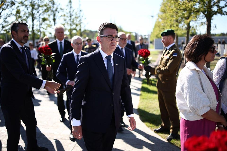 Der britische Premierminister Andy Burnham sicherte der Ukraine bei einem Besuch in Kiew weitere militärische Unterstützung zu. Henry Nicholls/PA Wire/dpa