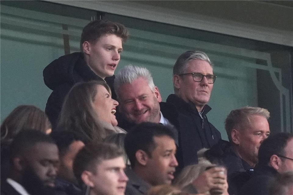 Der britische Premierminister Keir Starmer (r) ist selbst Arsenal-Fan. (Archivbild)Mike Egerton/PA Wire/dpa