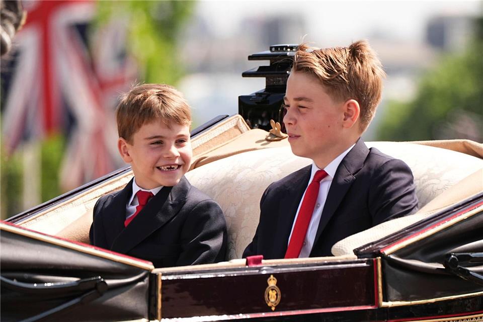 Der britische Prinz George - hier neben seinem kleinen Bruder Louis - soll aufs Elite-Internat Eton gehen. (Archivbild)Aaron Chown/PA/dpa