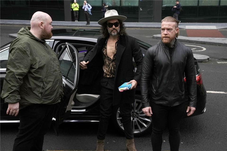 Der britische Schauspieler Russell Brand ist wegen schwerer sexueller Straftaten angeklagt. Er bestreitet die Vorwürfe.Jeff Moore/PA Wire/dpa