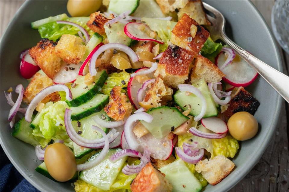 Der bunte Brotsalat ist eines von 60 Rezepten, die Jacqueline Alfers in ihrem „Gemüseretter“-Buch vorstellt.Jacqueline Alfers/dpa-tmn