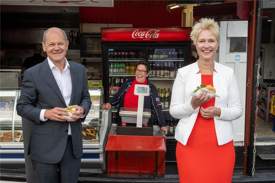Der damalige Bundesfinanzminister und Kanzlerkandidat, Olaf Scholz, posierte zusammen mit Mecklenburg-Vorpommerns Ministerpräsidentin Manuela Schwesig (beide SPD) 2021 samt Fischbrötchen vor dem Kutter „Anja“.Stefan Sauer/dpa