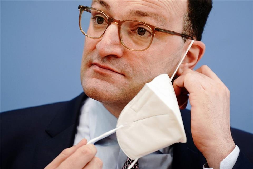 Der damalige Bundesgesundheitsminister Jens Spahn im März 2021 bei einer Pressekonferenz - mit FFP2-Maske, wie es damals üblich war.Kay Nietfeld/dpa