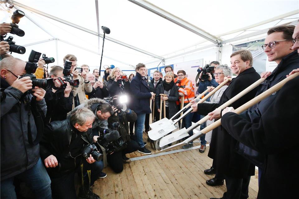 Der damalige NRW-Verkehrsminister Hendrik Wüst (r, CDU) beim symbolischen Spatenstich in Leverkusen. (Archivbild)picture alliance / Roland Weihrauch/dpa