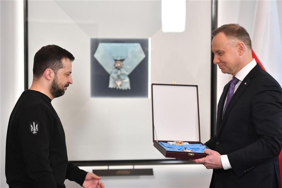 Der damalige Präsident Andrzej Duda hatten Selenskyj den Orden vor drei Jahren überreicht. (Archivbild)Radek Pietruszka/PAP/dpa