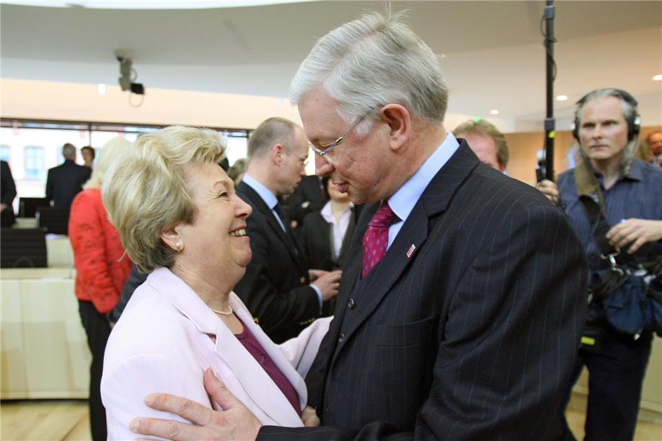 Der damalige hessische Ministerpräsident Roland Koch (CDU) umarmt die ehemalige hessische FDP-Vorsitzende Ruth Wagner. (Archivbild)Boris Roessler/dpa