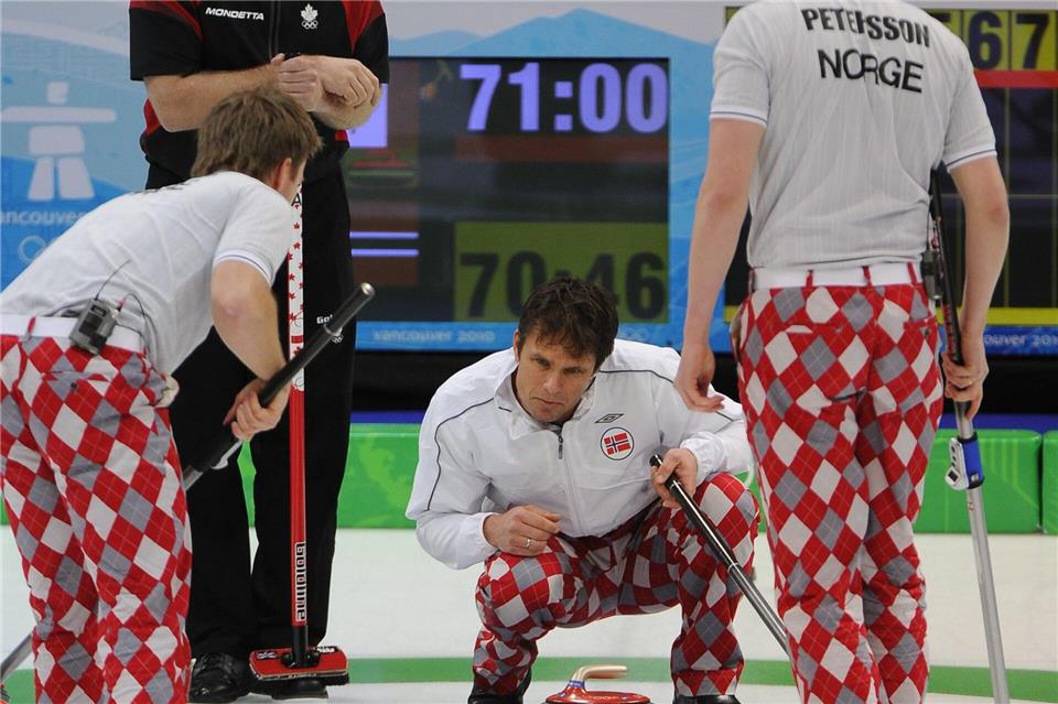 Der damalige norwegische Kapitän Thomas Ulsrud (Mitte) machte die Hosen mit seinem Team bei Olympia 2010 in Vancouver berühmt. (Archivbild)picture alliance / dpa