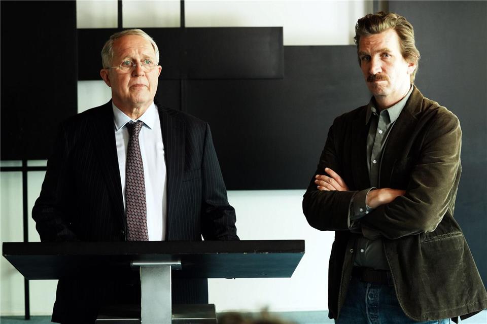 Der damals zuständige Staatsanwalt Gero Schmidt (Harald Krassnitzer, li.) und Ermittler Kai Matzen (Karsten Antonio Mielke, re.) informieren die Presse über den Fund der Leiche. Hans-Joachim Pfeiffer/ARD Degeto/Programmplanung und P/dpa