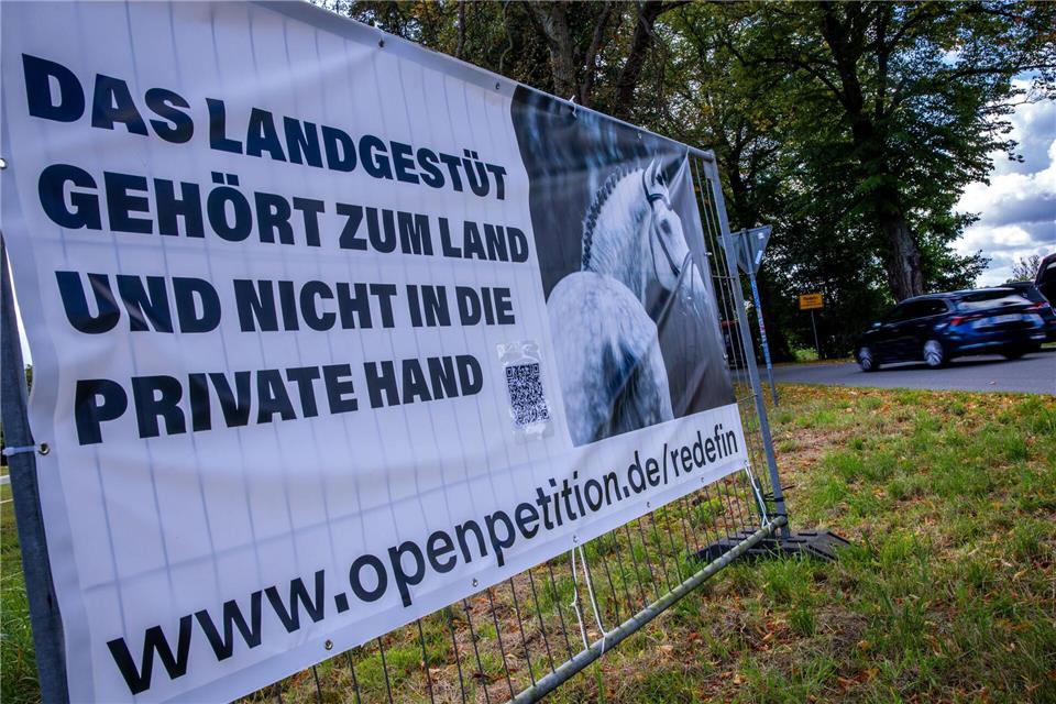 4.500 Besucher bei Redefiner Pferdetagen Der defizitäre Betrieb des Landgestüts Redefin soll privatisiert werden. Kritiker haben am Rand der Pferdetage gegen die Pläne von Agrarminister Till Backhaus (SPD) Unterschriften gesammelt. Backhaus betonte, die Anlage selbst werde nicht privatisiert.Jens Büttner/dpa