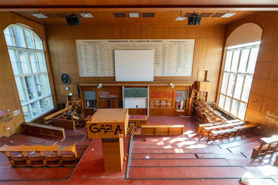 Der denkmalgeschützte Emil-Fischer-Saal war am 16. April 2025 besetzt und regelrecht verwüstet worden (Archivbild).Soeren Stache/dpa
