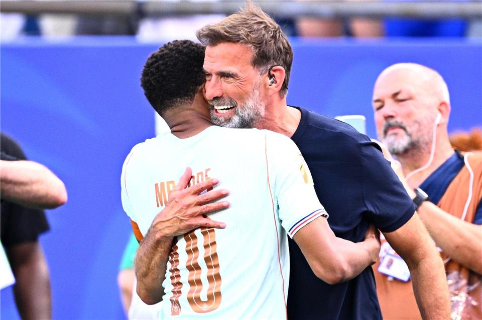 Der designierte Bundestrainer Jürgen Klopp herzt Kylian Mbappé. (Archivbild)Tom Weller/dpa