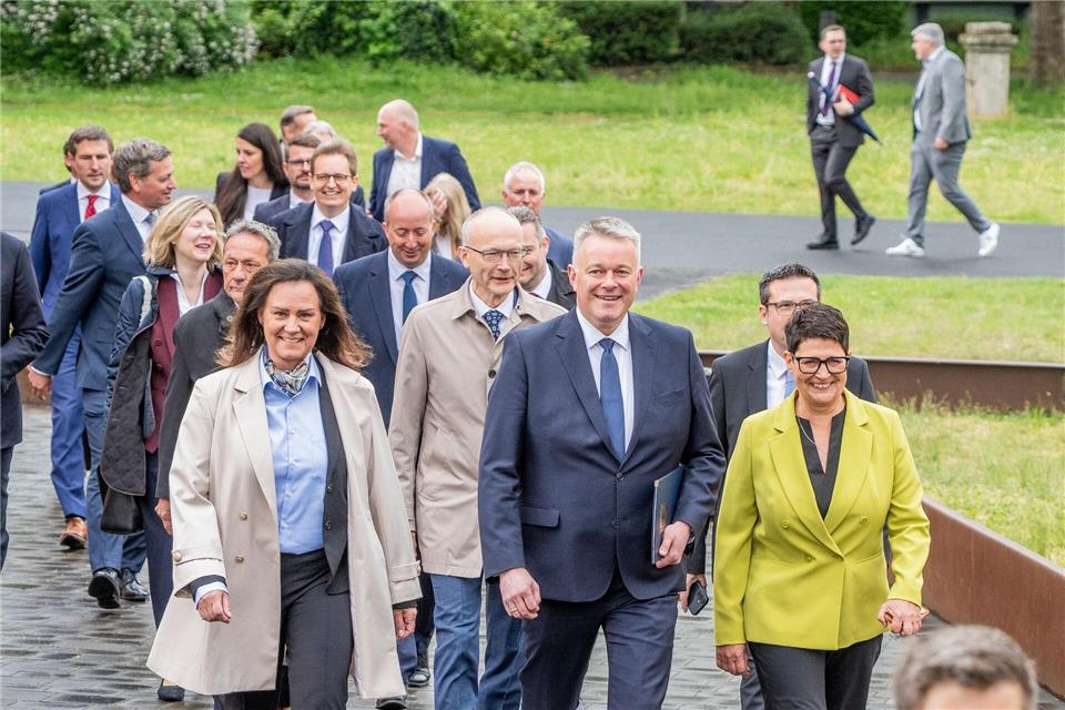 Der designierte Ministerpräsident Gordon Schnieder und sein CDU-Team auf dem Weg zur Vorstellung. Andreas Arnold/dpa