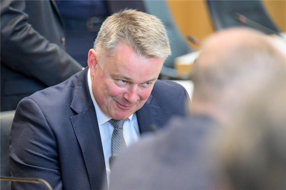 Der designierte Regierungschef Gordon Schnieder (CDU) trat bei der Sondersitzung des Landtags nicht ans Redepult. Hannes P. Albert/dpa