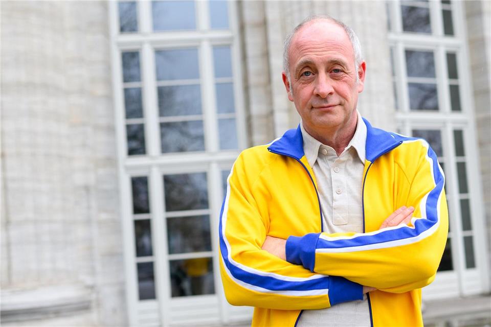 Der deutsch-französische Kabarettist und Satiriker Emmanuel Peterfalvi alias Alfons mit seiner aus Solidarität für die Ukraine gelb-blauen Trainingsjacke. (Archivbild)Jonas Walzberg/dpa