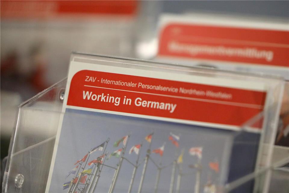 Der deutsche Arbeitsmarkt wird zu einem größer werdenden Anteil von Menschen getragen, die keinen deutschen Pass haben. (Symbolbild)Oliver Berg/dpa