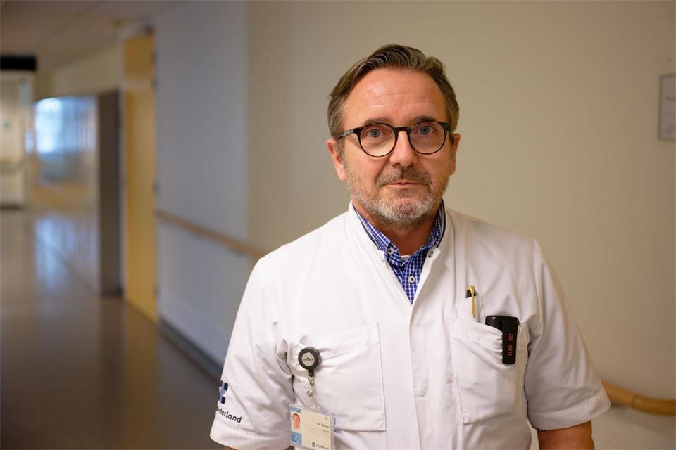 Der deutsche Arzt Sören Gärtner arbeitet im Zuyderland-Krankenhaus in der niederländischen Stadt Heerlen. Er spricht fließend Niederländisch.Henning Kaiser/dpa