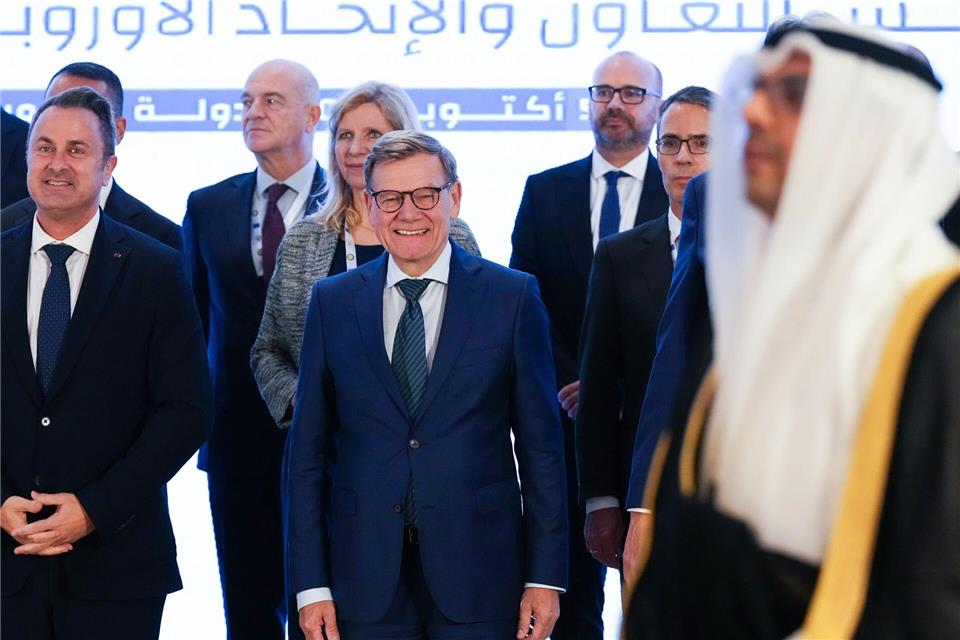 Der deutsche Außenminister Johann Wadephul (M) in Kuwait. Soeren Stache/dpa