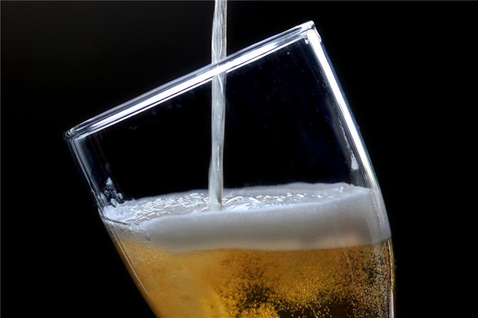 Der deutsche Biermarkt ist 2025 außergewöhnlich stark um mehr als sechs Prozent geschrumpft.Roland Weihrauch/dpa