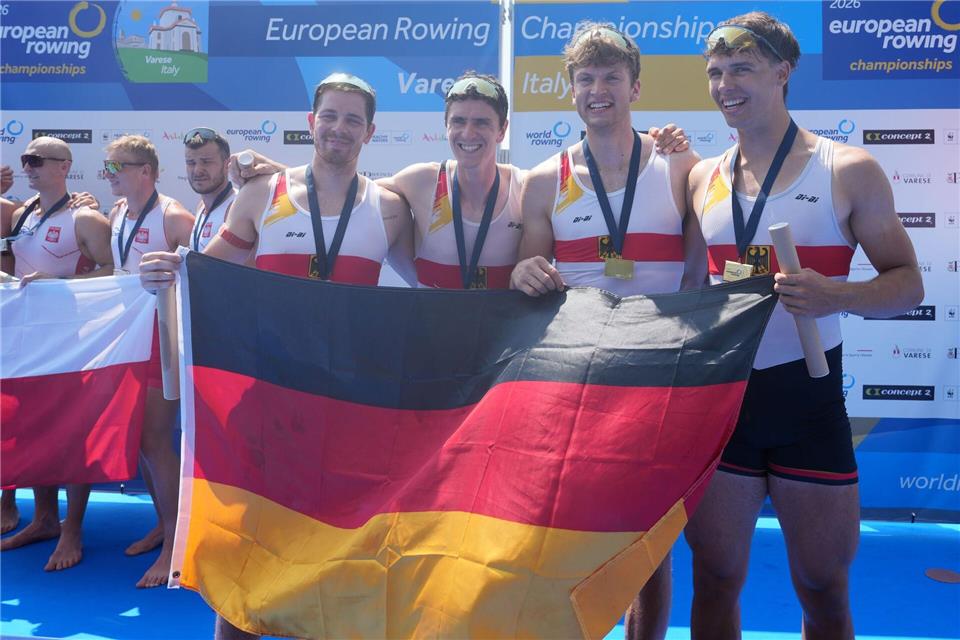 Der deutsche Doppel-Vierer jubelt über Gold. Antonio Calanni/AP/dpa