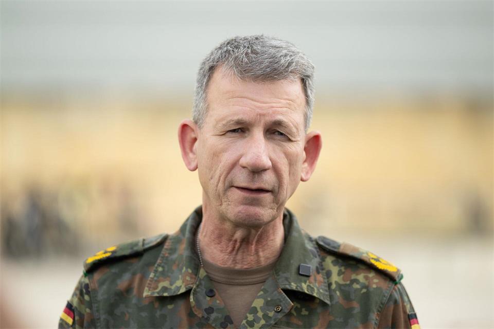 Der deutsche Generalmajor Björn Schulz betont in der Clay-Kaserne in Wiesbaden-Erbenheim die Bedeutung einer raschen und innovativen Zusammenarbeit der Nato-Staaten bei der baldigen militärischen Übung „Avenger Triad“. Boris Roessler/dpa