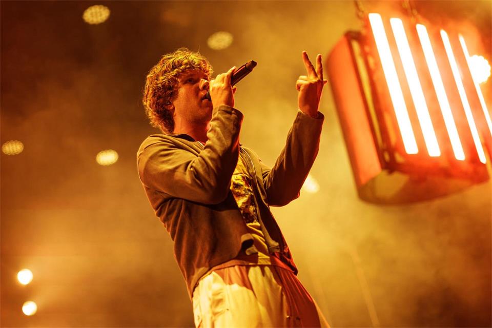 Der deutsche Indie-Rapper Zartmann tritt als Top Act von „Münster Mittendrin“ auf dem Domplatz auf. David Ebener/dpa