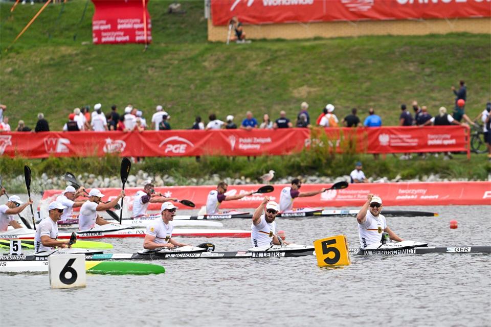 Der deutsche Kanuvierer mit Max Rendschmidt, Max Lemke, Jacob Schopf und Tom Liebscher-Lucz holt den WM-Titel.Jakub Kaczmarczyk/PAP/dpa