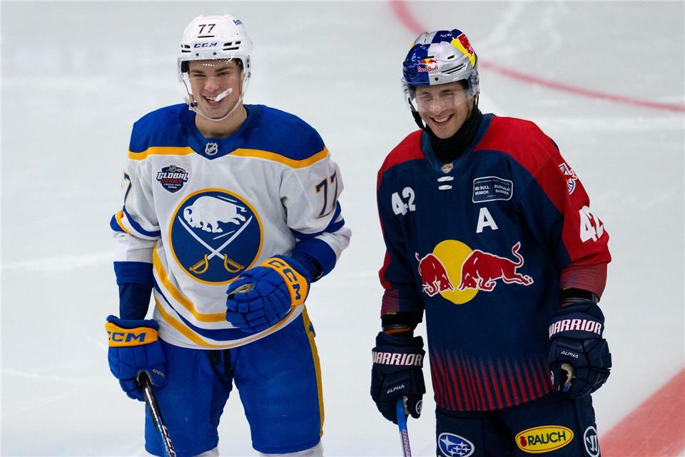 Der deutsche Nationalspieler JJ Peterka (l) bei seinem Heimspiel in München.Sven Hoppe/dpa