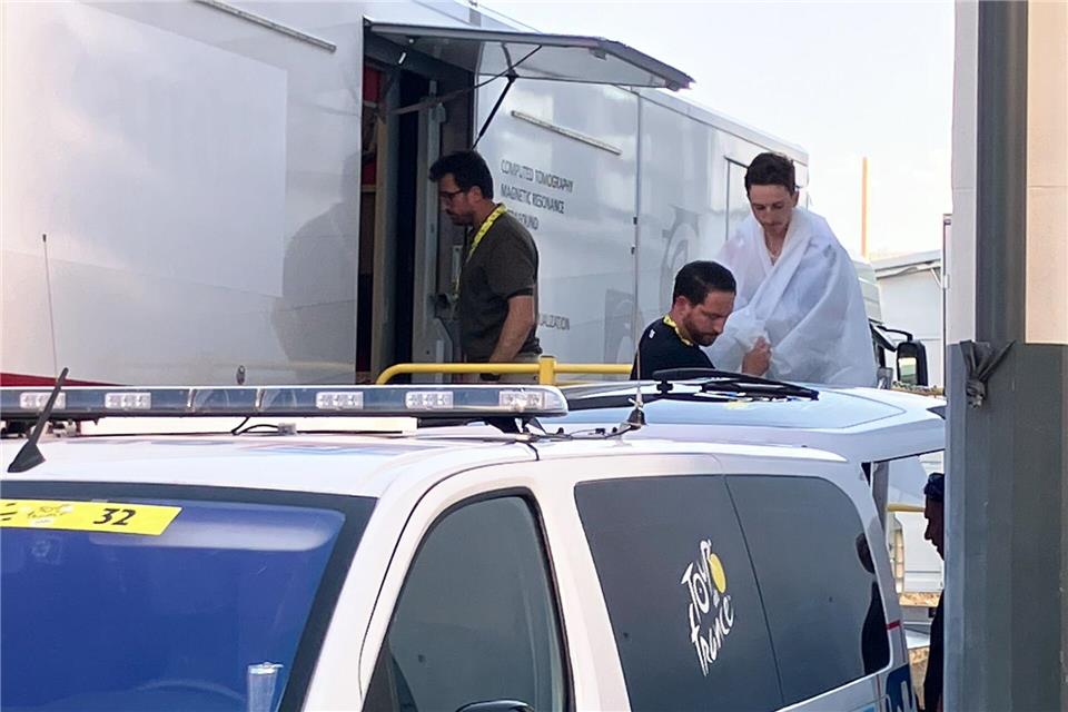 Der deutsche Radprofi Florian Lipowitz verlässt nach seinem Sturz den Röntgen-Truck.Stefan Tabeling/dpa