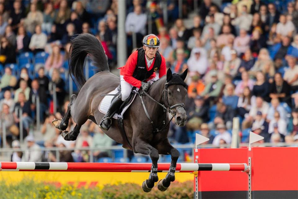Der deutsche Reiter Marcus Ehning überspringt bei der Weltmeisterschaft auf seinem Pferd Coolio 42 ein Hindernis.Rolf Vennenbernd/dpa