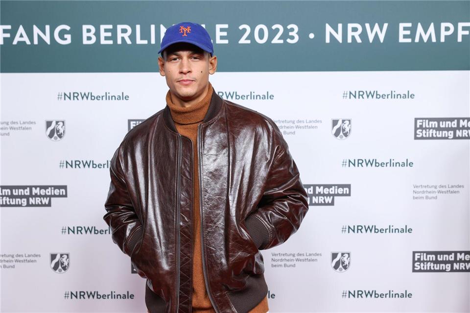 Der deutsche Schauspieler Emilio Sakraya ist mit der spanischen Sängerin Rosalía liiert. (Archivbild)J�rg Carstensen/dpa