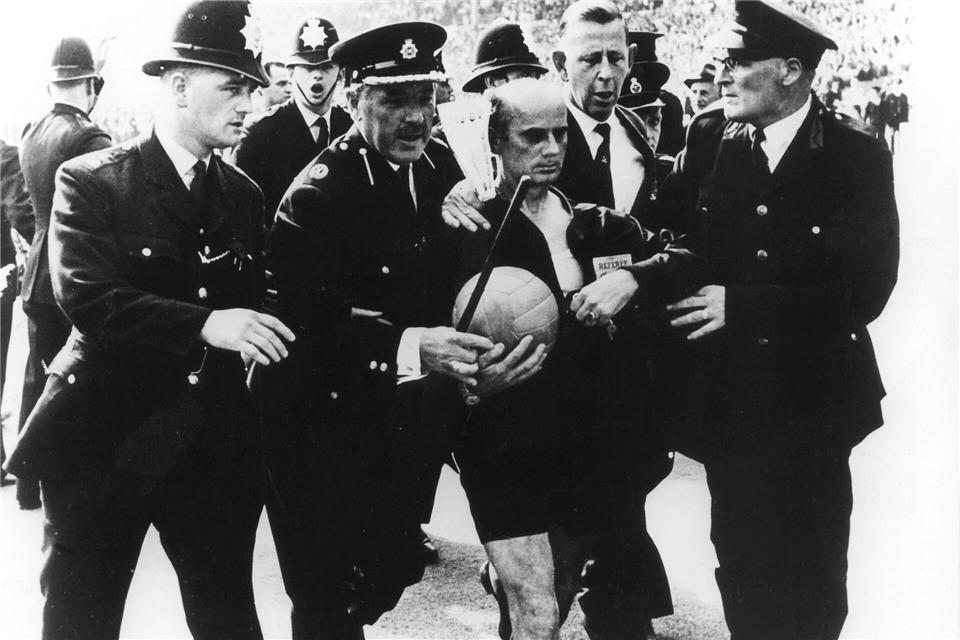 Der deutsche Schiedsrichter Rudolf Kreitlein erhält Polizeischutz. (Archivbild)-/dpa