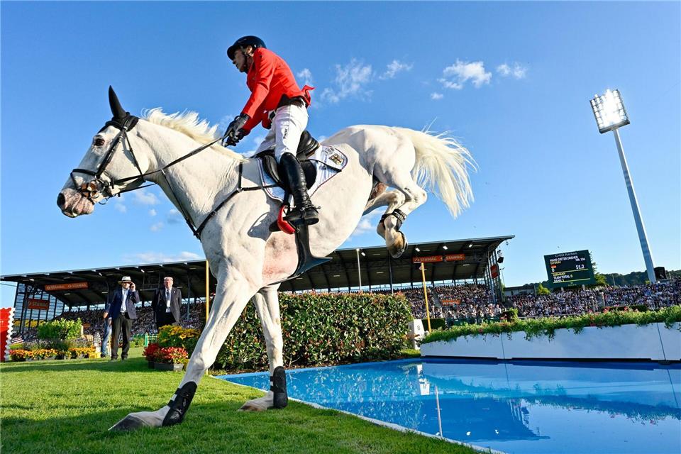Der deutsche Springreiter Hans-Dieter Dreher auf dem Pferd Elysium springt über ein Wasserhindernis beim CHIO Aachen.Uwe Anspach/dpa