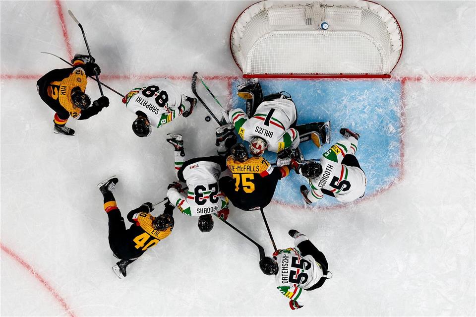 Der deutschen Eishockey-Nationalmannschaft gelang gegen Ungarn der erste WM-Erfolg in der Schweiz.Claudio Thoma/KEYSTONE/dpa