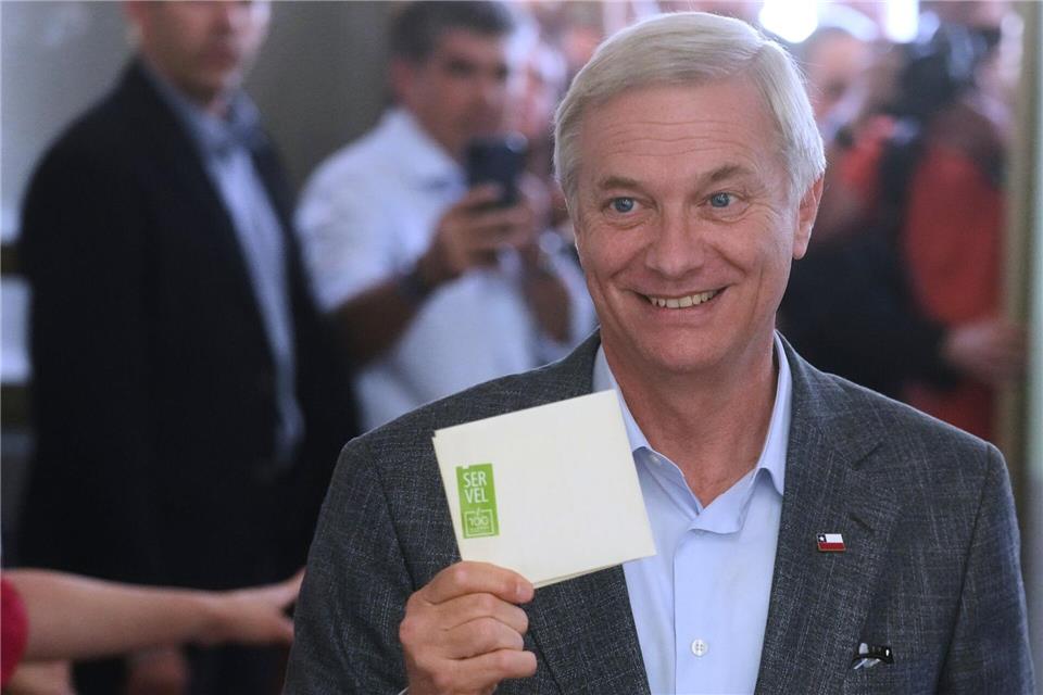 Der deutschstämmige Rechtspolitiker Kast wird wohl gegen die Kommunistin Jara in die Stichwahl ziehen.Esteban Felix/AP/dpa