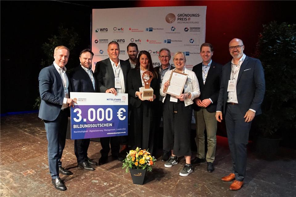 Der diesjährige Gründungspreis Westmünsterland ging an Lesana Münsterland Pflege. Den Preis nahmen für das Unternehmen in Empfang: Frank Urbaitis (3.v.l.), Nada Urbaitis (Mitte) und Elena Titze (3.v.r.).