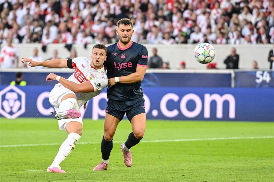 Der dritte Streich: Demirovic (l.) trifft technisch anspruchsvoll.Harry Langer/dpa