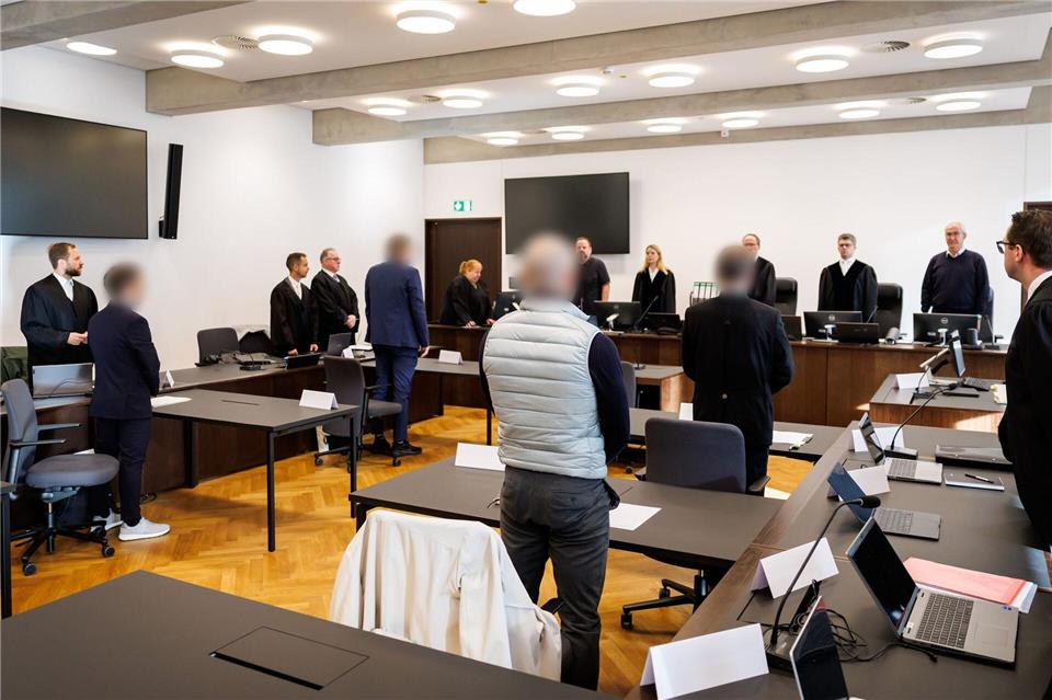 Der durch den mutmaßlichen Betrug für die Krankenkassen entstandene Schaden beläuft sich laut Anklage auf mehr als 9,8 Millionen Euro. Daniel Karmann/dpa