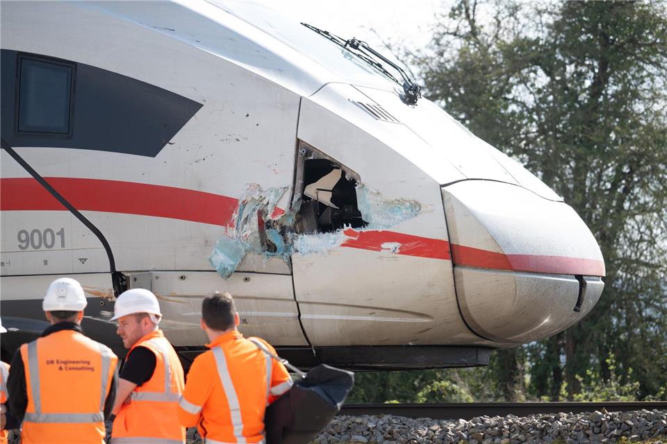 Der durch die Kollision mit einem Baggerarm beschädigte ICE steht bei Gelnhausen auf freier Strecke.Boris Roessler/dpa
