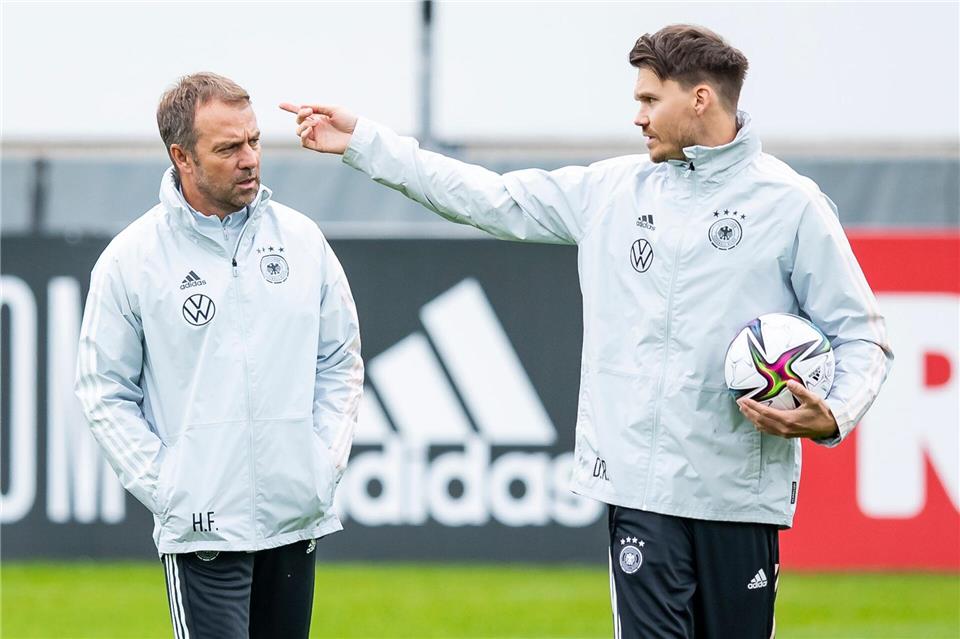 Der ehemalige Assistenztrainer von Ex-Bundestrainer Hansi Flick, Danny Röhl (r), geht nun nach Salzburg. (Archivbild)Tom Weller/dpa