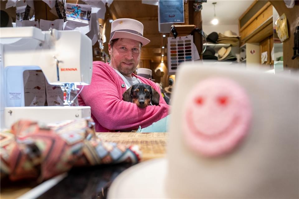 Der ehemalige Eishockey-Profi Patrick Köppchen entwirft Hüte im eigenen Atelier.