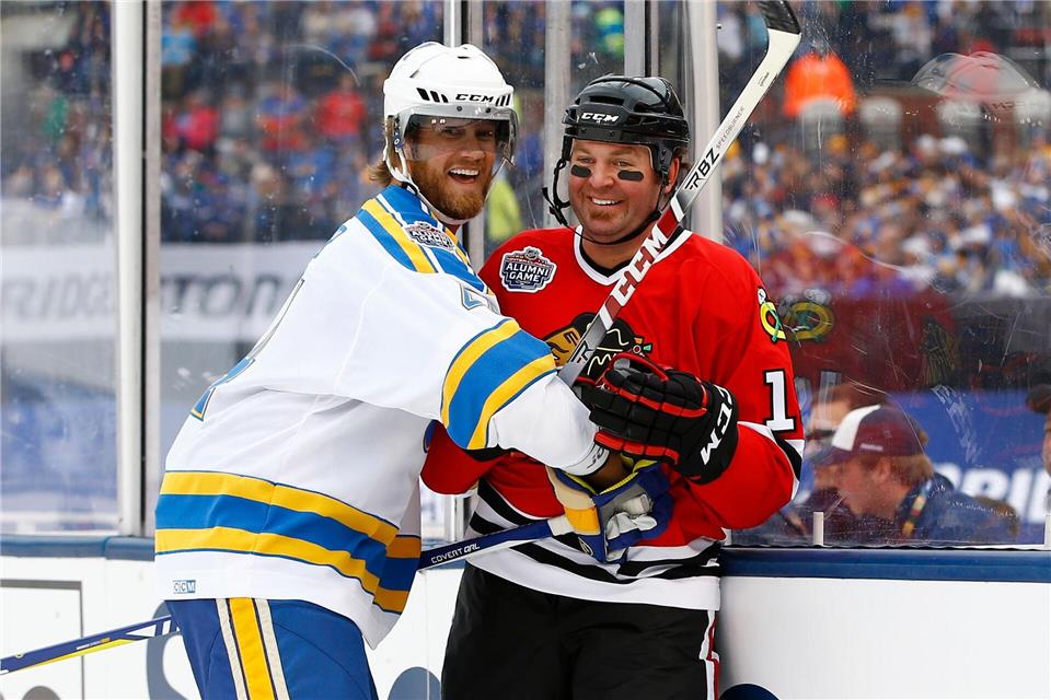 Der ehemalige Eishockey-Weltmeister Kyle Calder (r) ist im Alter von nur 47 Jahren gestorben.Billy Hurst/FR171248 AP/AP/dpa